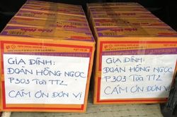 'Mặc kệ' con gái cách ly 14 ngày, cha mẹ chỉ tặng quà cho các chiến sĩ
