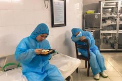 Hình ảnh xúc động bên trong bệnh viện bị phong tỏa