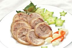 4 bước luộc móng giò nguyên chiếc thơm ngon, đẹp mắt