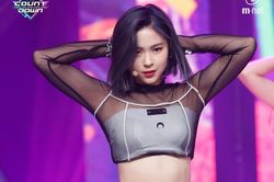 ITZY dùng quần lót làm áo, BlackPink không ngại cắt tỉa đồ hiệu
