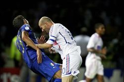 HLV Lippi: 'Tôi choáng váng bởi cú húc đầu của Zidane'