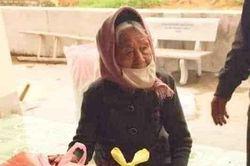 Chống dịch Covid-19: Xúc động với món quà đặc biệt của các cụ bà cao tuổi