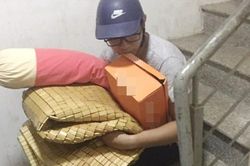 Vừa đi công tác về đã bị bố mẹ đuổi ra khỏi nhà, biết được lý do anh chàng mới 'sang chấn tâm lý'