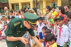 'Con ngoan nhé, hết dịch ba sẽ về!'
