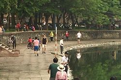 Người dân Hà Nội 'ào' ra đường thể dục phớt lờ cách ly xã hội