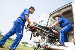 Xe tải tông 3 người đi bộ, một người tử vong