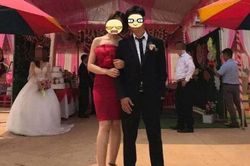 Chú rể tình tứ chụp ảnh cùng người yêu cũ, cô dâu ôm hoa uất hận đứng nhìn đằng sau