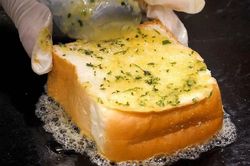 Cách người Hàn làm sandwich bơ tỏi kẹp trứng không dùng lò nướng