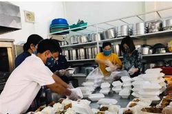 Những suất cơm đong đầy yêu thương
