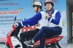 'Thị phạm' cho học sinh những kiểu ngồi xe sai cách, thầy giáo khiến dân mạng 'phát sốt' vì có biểu cảm đáng yêu