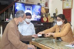 Nhận lương hưu tại nhà trong mùa dịch Covid-19: Thêm một hành động ý nghĩa