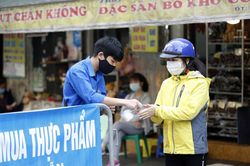 'Chợ giãn cách xã hội' tại phố cổ