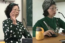Nữ giảng viên lớn tuổi vẫn diện váy áo sành điệu mỗi khi lên lớp