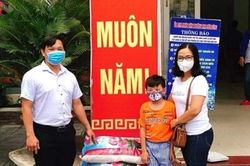 Cháu bé 10 tuổi trao tặng 100kg gạo cho người nghèo