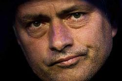 Chọc tay vào mắt Vilanova - vết đen trong sự nghiệp của Mourinho