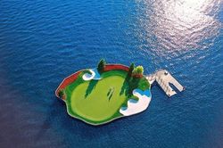 Sân golf trên băng, giữa biển độc lạ không tưởng