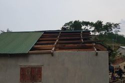 Hàng trăm ngôi nhà ở Nghệ An bị hư hỏng do mưa đá, lốc xoáy