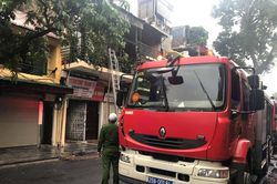 Dập tắt đám cháy trên phố Hàng Ngang