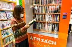 ATM sách miễn phí đầu tiên tại Hà Nội đã sẵn sàng 'nhả sách'