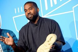 Kanye West trở thành tỷ phú hoàn toàn nhờ vào đế chế Yeezy?