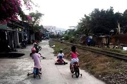 Nguy cơ mất an toàn vì sống cạnh đường tàu không rào chắn