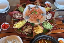 Lẩu thả, món ngon thu trọn hương vị miền biển