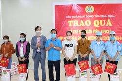 LĐLĐ tỉnh trao quà cho công nhân lao động gặp khó khăn do dịch Covid-19