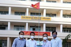 Trường Cao đẳng Nghề Ninh Thuận tặng máy rửa tay sát khuẩn tự động cho các trường học