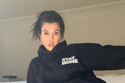 Kourtney Kardashian mặc đồ của tình cũ, tạo dáng khó hiểu