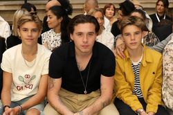 Brooklyn Beckham ăn mặc như ông già, xấu hơn hẳn hai em trai
