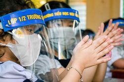 Trường không mở điều hòa, phụ huynh lo con đi học chưa mắc COVID-19 đã lăn ra ốm