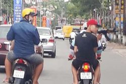 4 thanh niên ở Bình Dương vác súng AK giả dạo phố