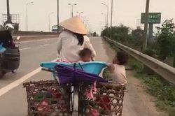 Khoảnh khắc xúc động: Mẹ lam lũ đèo 2 con nhỏ trong ngày mưu sinh