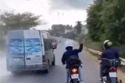 Công an xác minh clip nhóm phượt thủ rượt đuổi, ném đá xe khách