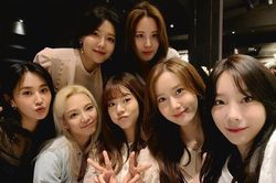 SNSD hội tụ hát mừng ngày vui của anh quản lý khiến SONE 'bấn loạn'