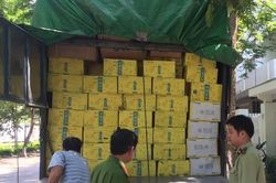 Giữa nắng nóng trên dưới 40 độ, lực lượng chức năng chặn bắt xe tải chở 6 tấn hàng nghi nhập lậu