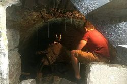 Bỏ tiền mua nhà mới, người đàn ông phát hiện bí mật 'khủng' sau bức tường