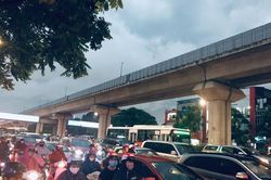Hà Nội: Nhiều tuyến đường tắc nghẹt trong cơn mưa lớn giờ tan tầm