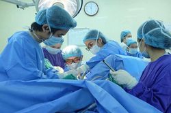 Bé 12 tuổi mắc dị tật màng trinh không thủng