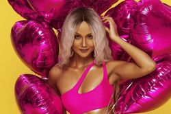 H'Hen Niê mặc bikini hồng, trang điểm như Nicki Minaj mừng sinh nhật