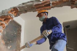 Clip: Cận cảnh công nhân bắt đầu thực hiện cưỡng chế sai phạm công trình 8B Lê Trực giai đoạn 2