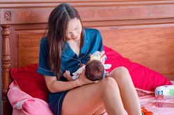 Hình ảnh khác biệt khi là 'mẹ bỉm sữa' của sao Việt