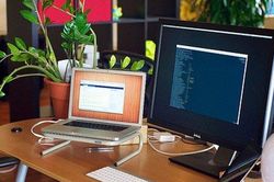 Sắp xếp bàn làm việc hợp phong thủy để sự nghiệp tấn tới, tiền bạc rủng rỉnh
