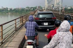 Mặc biển cấm, ô tô hồn nhiên chạy trên cầu Long Biên chiều nay