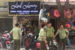 Hà Nội: Hàng loạt cửa hàng tại phố cổ nghi bán 'hàng hiệu rởm'