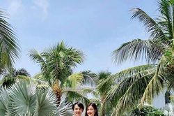 Đông Nhi bị chỉ trích vì bụng bầu lớn vẫn mặc quần bó, ngồi bắt chéo chân