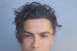 Ronaldo khoe diện mạo khác lạ với mái tóc dài