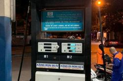 Kiểm tra trong đêm, phát hiện cửa hàng còn xăng nhưng không bán cho khách