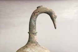 Lọ bằng đồng niên đại 2000 năm chứa thứ chất lỏng lạ