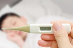 Dấu hiệu trẻ bị viêm não, cha mẹ cho đến viện khám ngay kẻo 'muộn'